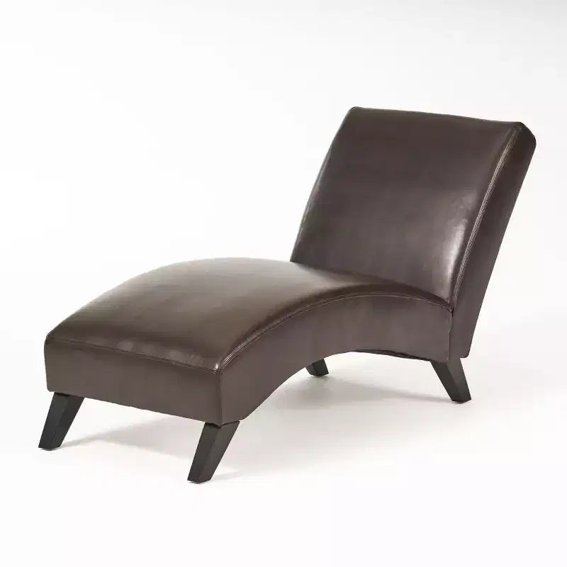 Chaise longue contemporanea in pelle rigenerata con design ergonomico curvo e gambe in legno