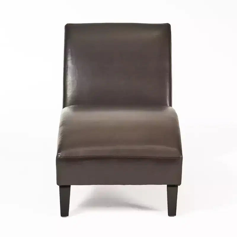 Chaise longue contemporanea in pelle rigenerata con design ergonomico curvo e gambe in legno
