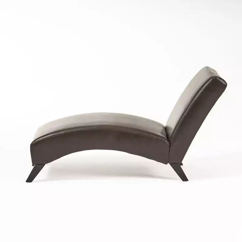 Chaise longue contemporanea in pelle rigenerata con design ergonomico curvo e gambe in legno