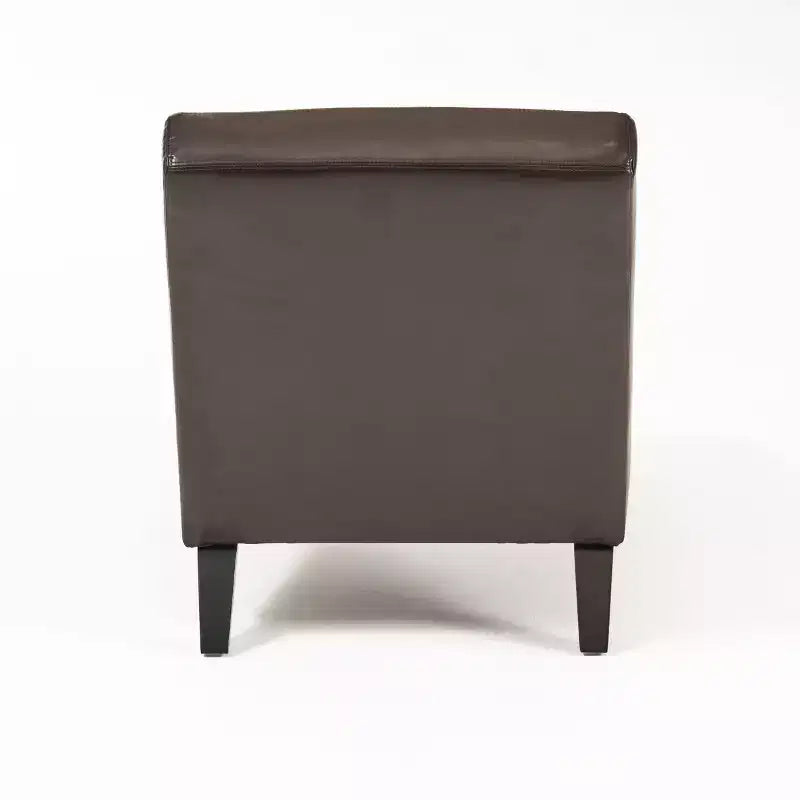 Chaise longue contemporanea in pelle rigenerata con design ergonomico curvo e gambe in legno