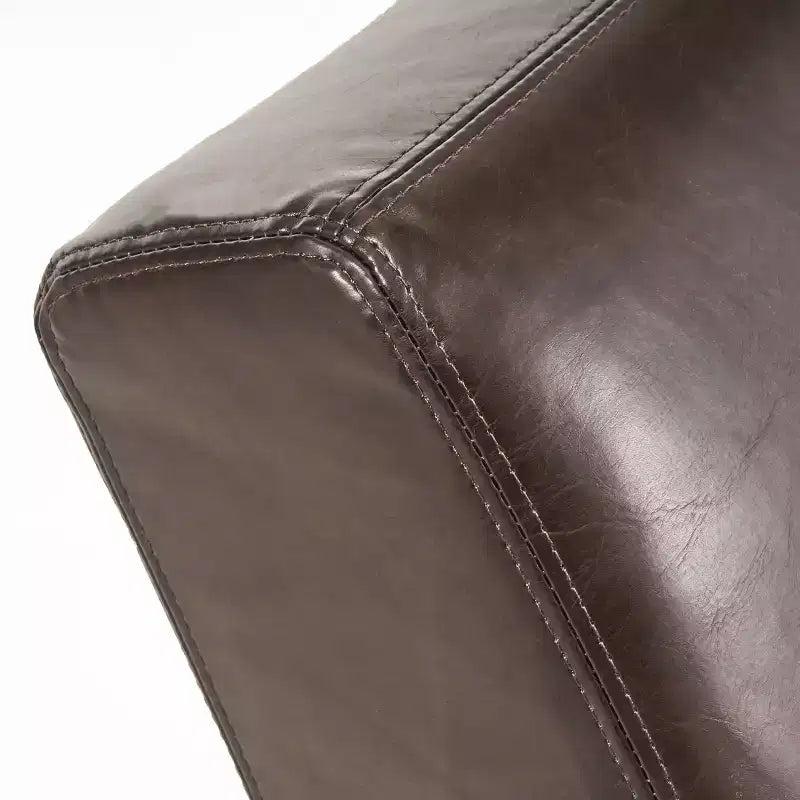 Chaise longue contemporanea in pelle rigenerata con design ergonomico curvo e gambe in legno