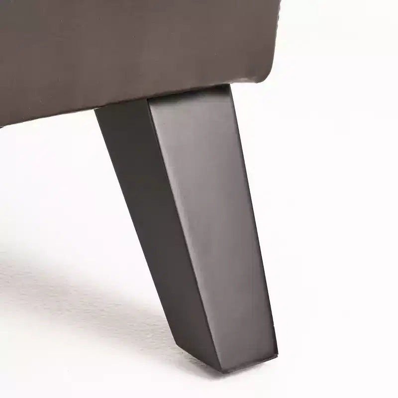 Chaise longue contemporanea in pelle rigenerata con design ergonomico curvo e gambe in legno