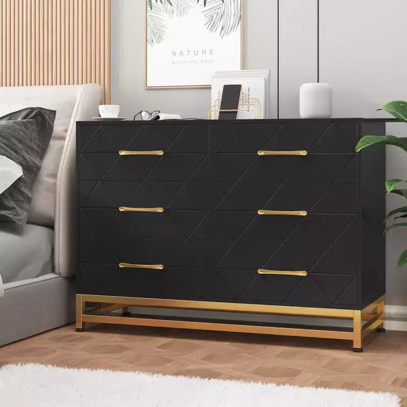 Comò in legno a 6 cassetti con maniglie dorate